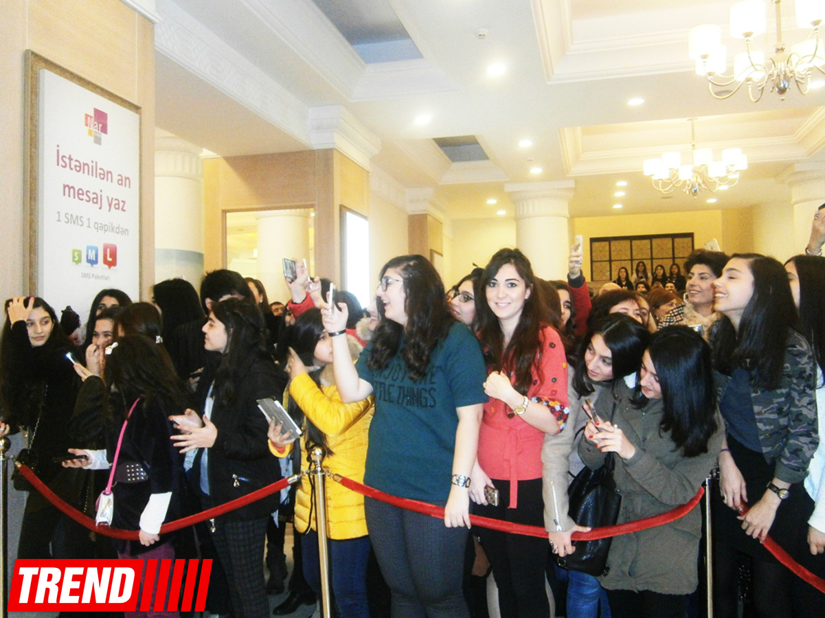 Турецкие звезды кино в Баку - сотни поклонниц и признания в любви (ВИДЕО-ФОТО)