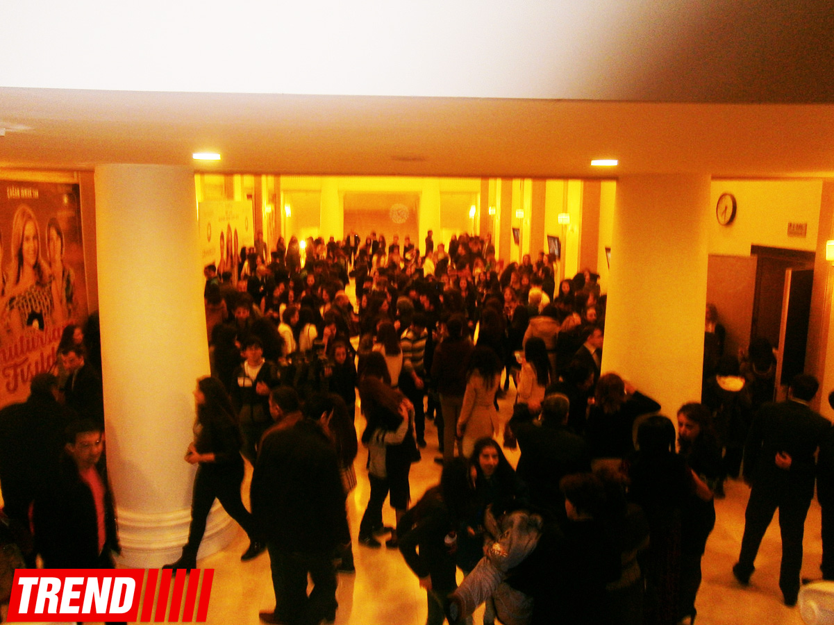 Турецкие звезды кино в Баку - сотни поклонниц и признания в любви (ВИДЕО-ФОТО)