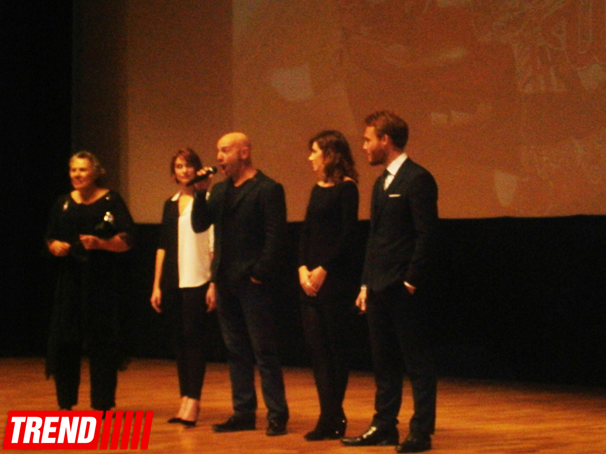 Турецкие звезды кино в Баку - сотни поклонниц и признания в любви (ВИДЕО-ФОТО)