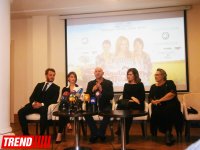 Турецкие звезды кино в Баку - сотни поклонниц и признания в любви (ВИДЕО-ФОТО)