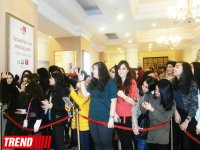 Турецкие звезды кино в Баку - сотни поклонниц и признания в любви (ВИДЕО-ФОТО)