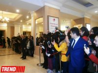 Турецкие звезды кино в Баку - сотни поклонниц и признания в любви (ВИДЕО-ФОТО)