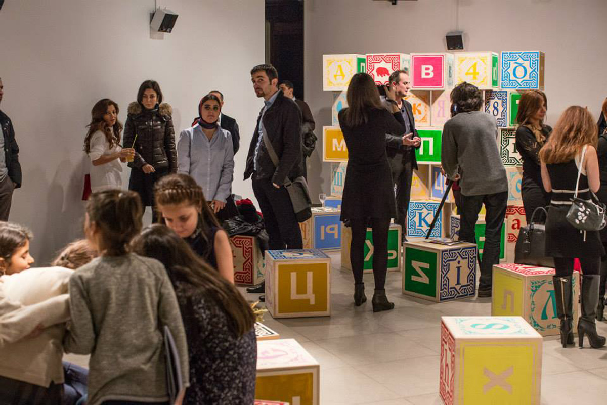 В галерее "YAY" открылась персональная выставка Деяна Калудьеровича "Интервью: Азербайджан" (ФОТО)