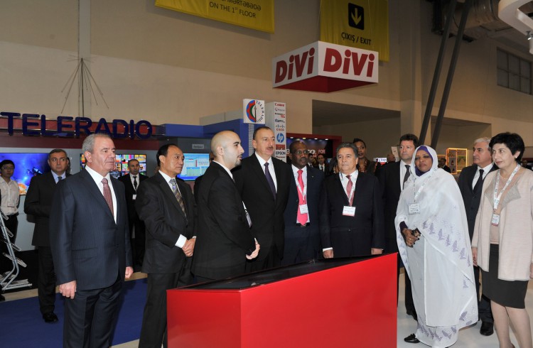 Президент Азербайджана принял участие в открытии выставки "Bakutel-2014"  (ФОТО)