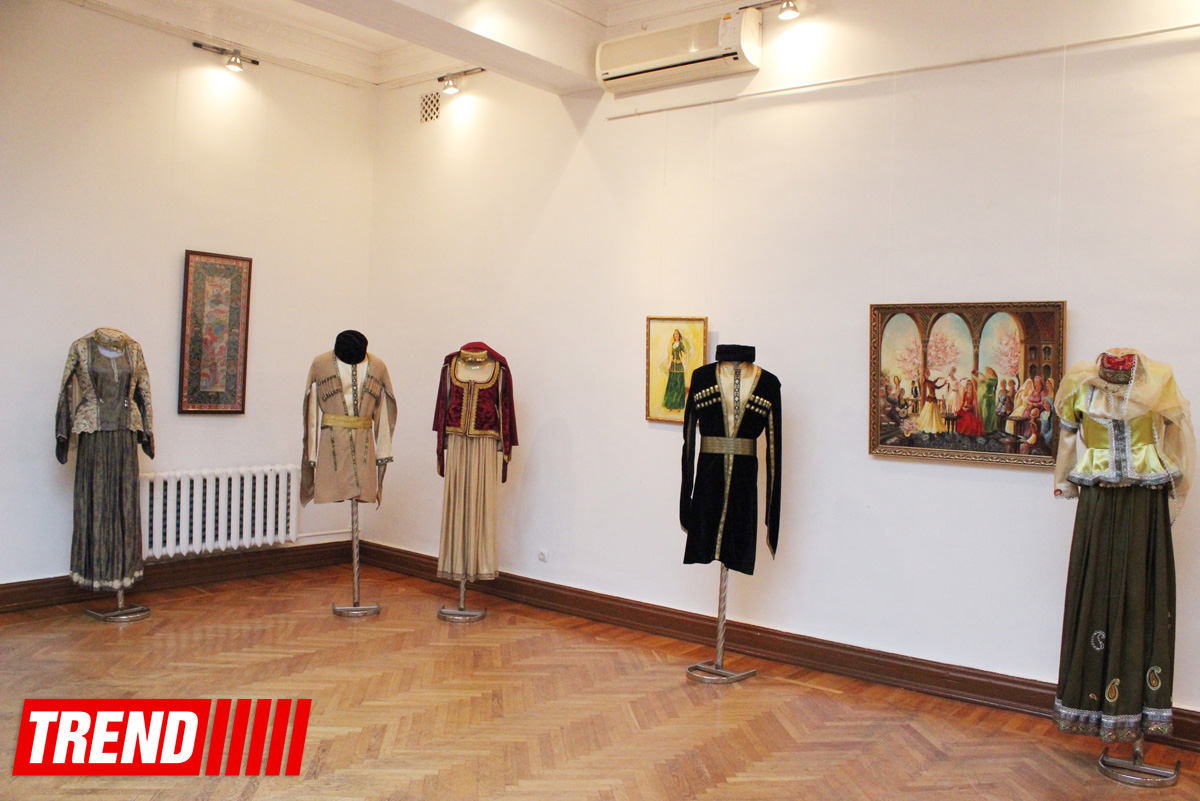 Азербайджанские национальные костюмы глазами художников  - награждение участников выставки (ФОТО)