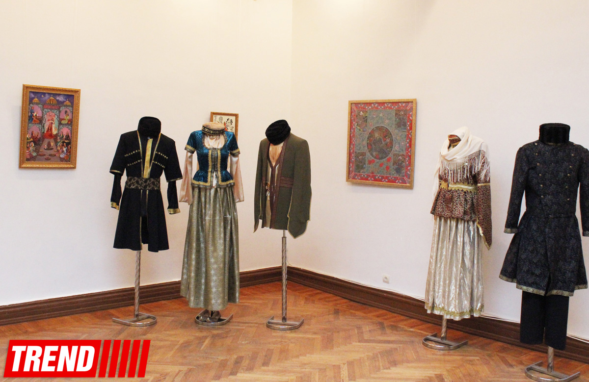 Азербайджанские национальные костюмы глазами художников  - награждение участников выставки (ФОТО)