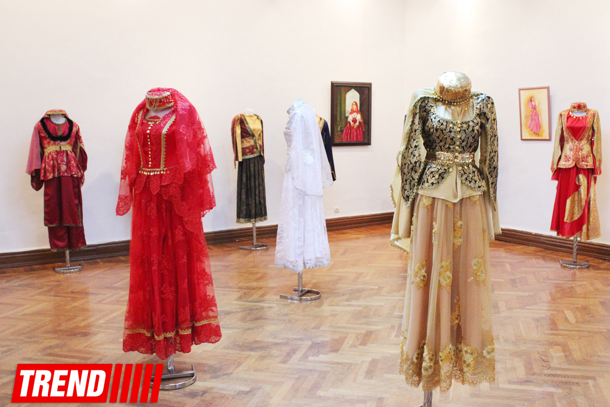 Азербайджанские национальные костюмы глазами художников  - награждение участников выставки (ФОТО)