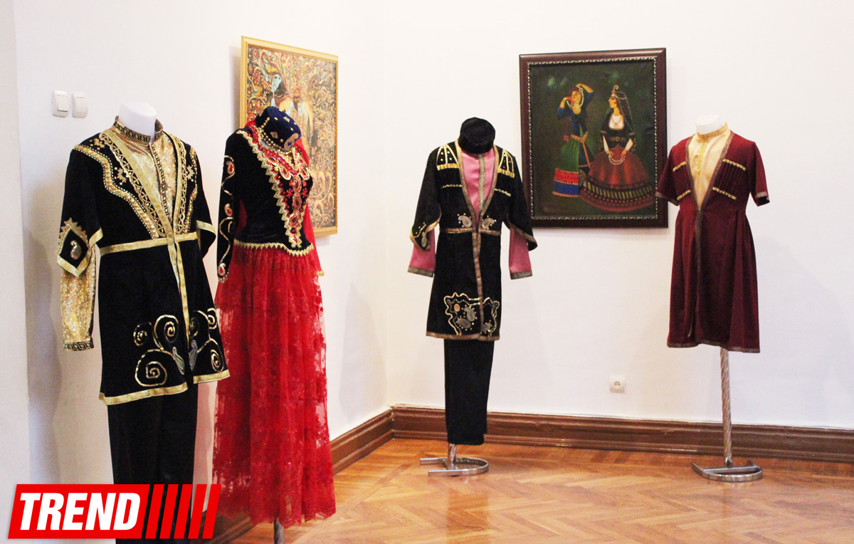 Азербайджанские национальные костюмы глазами художников  - награждение участников выставки (ФОТО)