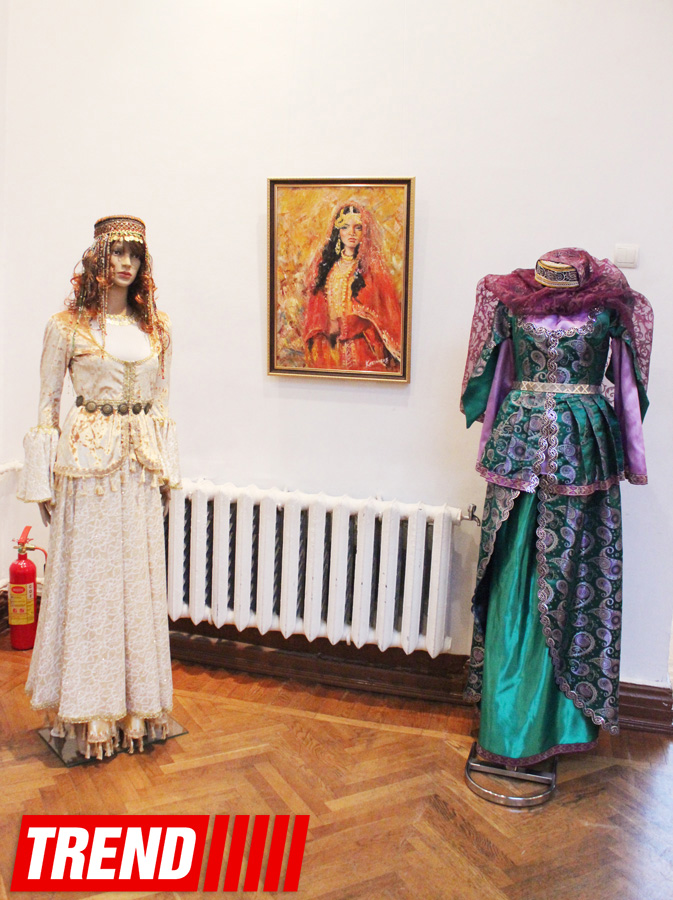 Азербайджанские национальные костюмы глазами художников  - награждение участников выставки (ФОТО)