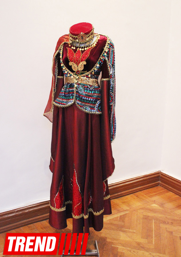 Азербайджанские национальные костюмы глазами художников  - награждение участников выставки (ФОТО)