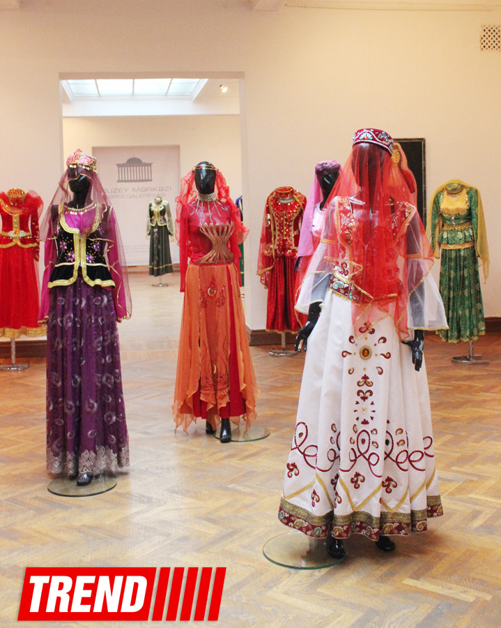 Азербайджанские национальные костюмы глазами художников  - награждение участников выставки (ФОТО)