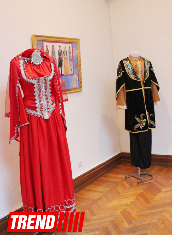 Азербайджанские национальные костюмы глазами художников  - награждение участников выставки (ФОТО)