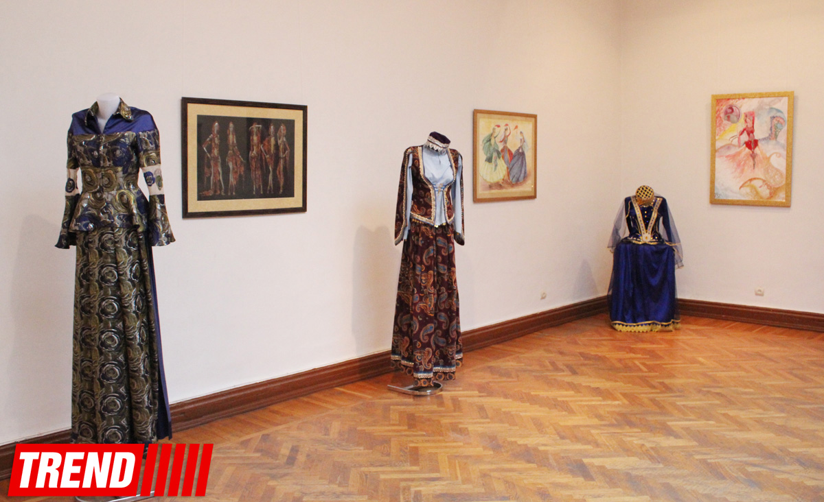 Азербайджанские национальные костюмы глазами художников  - награждение участников выставки (ФОТО)