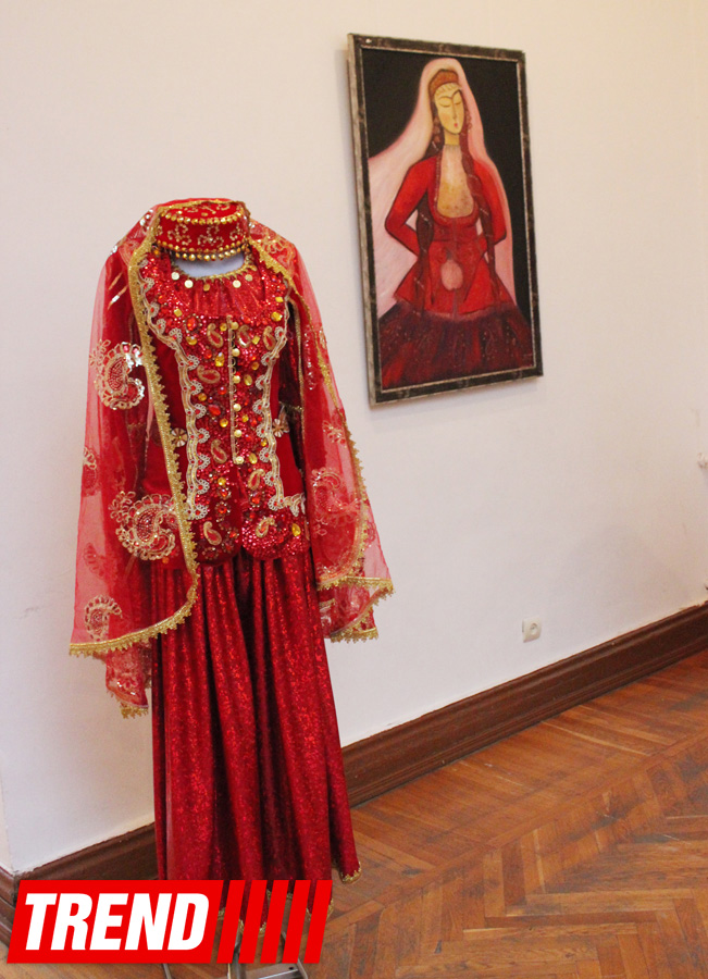 Азербайджанские национальные костюмы глазами художников  - награждение участников выставки (ФОТО)