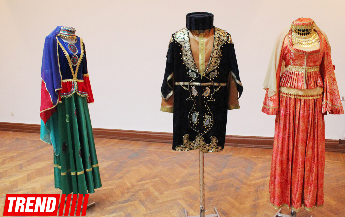 Азербайджанские национальные костюмы глазами художников  - награждение участников выставки (ФОТО)