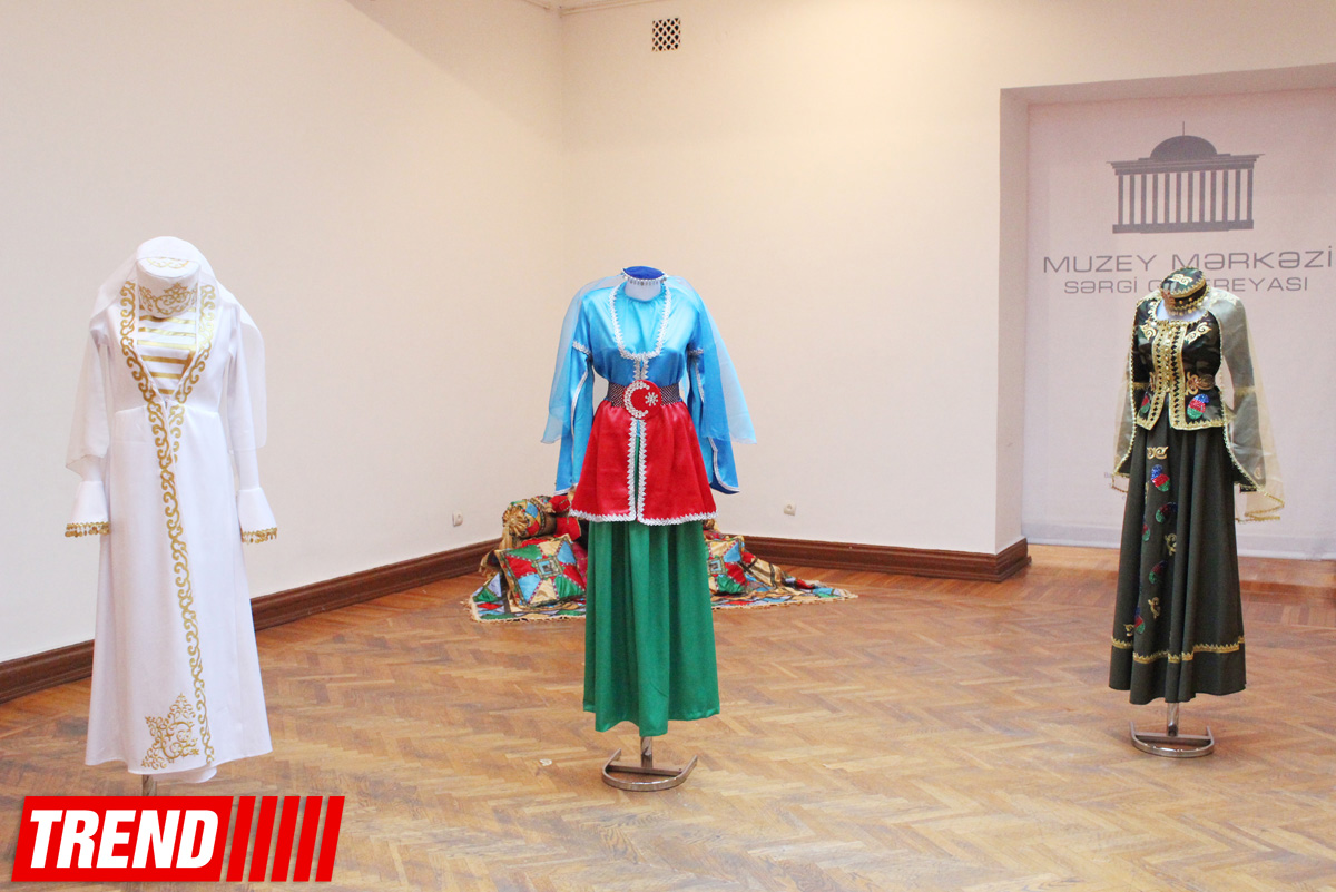 Азербайджанские национальные костюмы глазами художников  - награждение участников выставки (ФОТО)