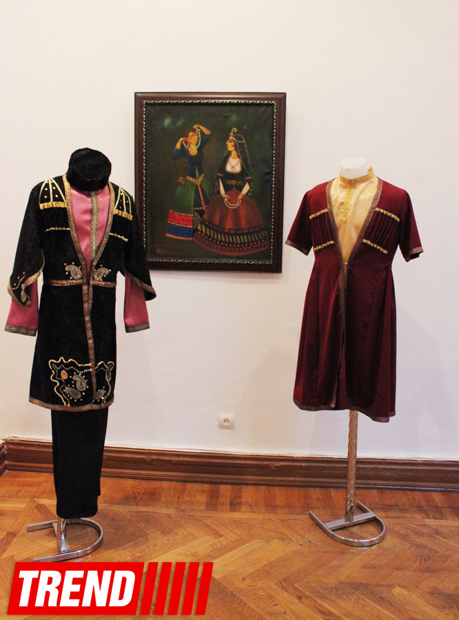 Азербайджанские национальные костюмы глазами художников  - награждение участников выставки (ФОТО)