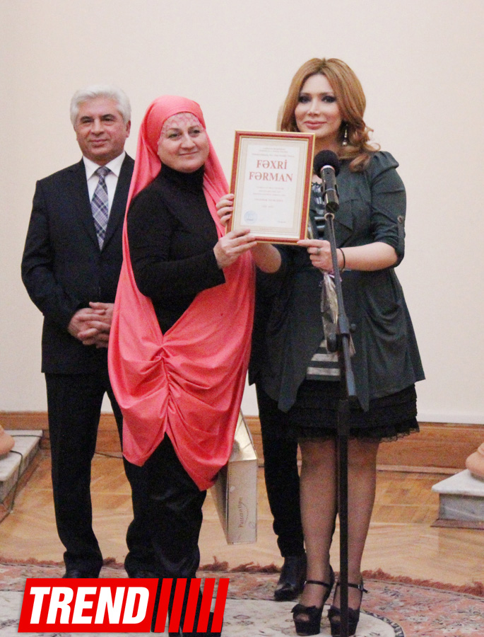 Азербайджанские национальные костюмы глазами художников  - награждение участников выставки (ФОТО)