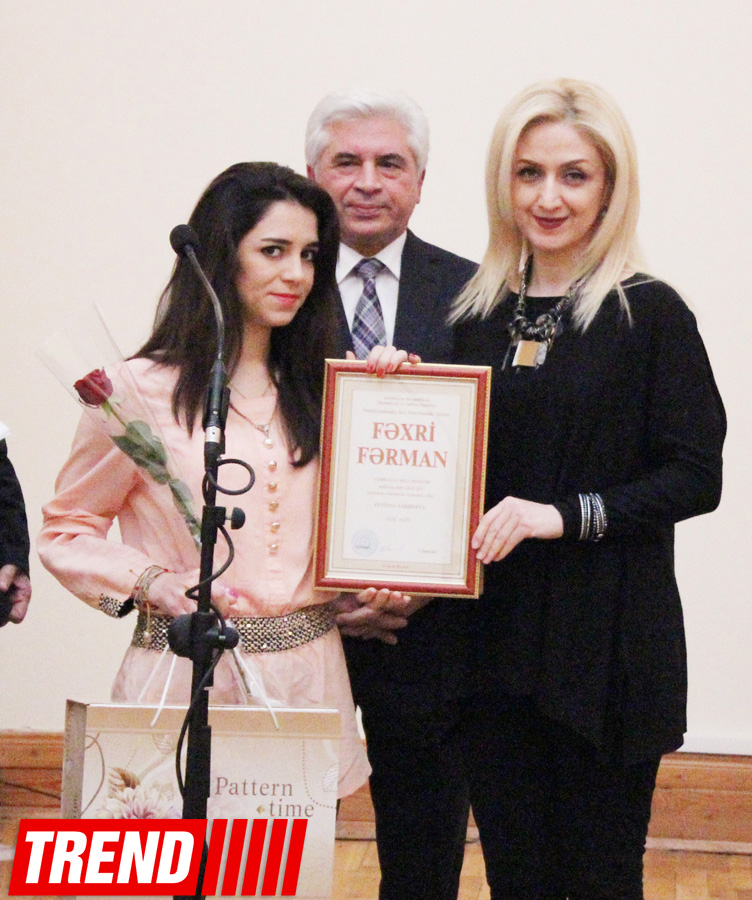 Азербайджанские национальные костюмы глазами художников  - награждение участников выставки (ФОТО)