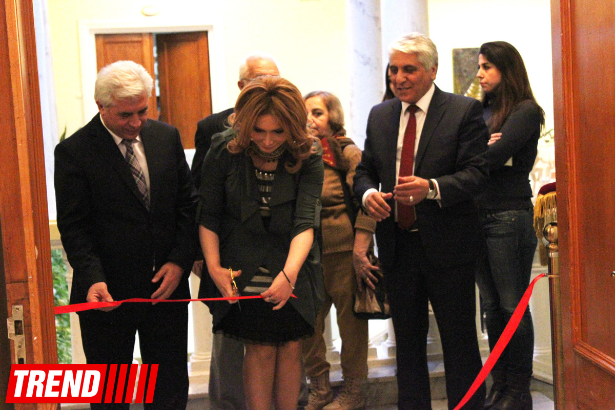 Азербайджанские национальные костюмы глазами художников  - награждение участников выставки (ФОТО)