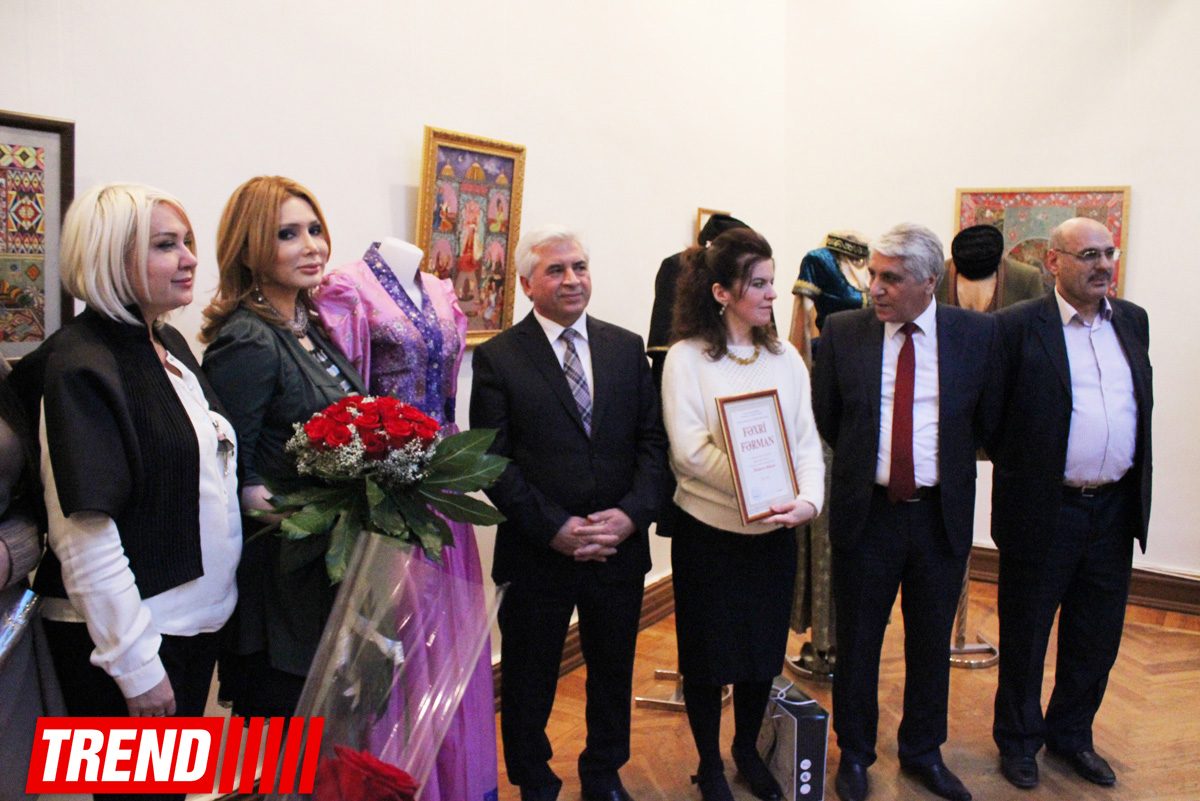 Азербайджанские национальные костюмы глазами художников  - награждение участников выставки (ФОТО)