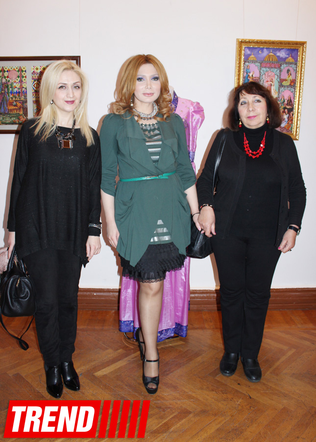 Азербайджанские национальные костюмы глазами художников  - награждение участников выставки (ФОТО)