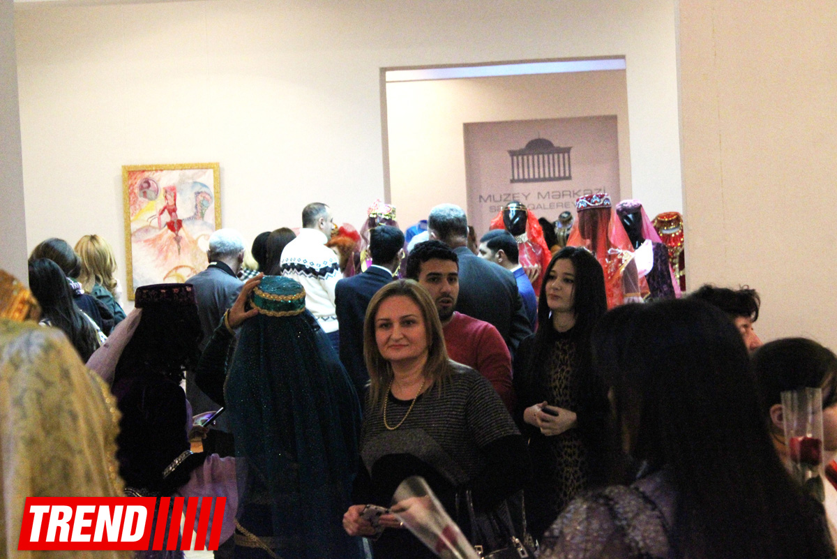 Азербайджанские национальные костюмы глазами художников  - награждение участников выставки (ФОТО)