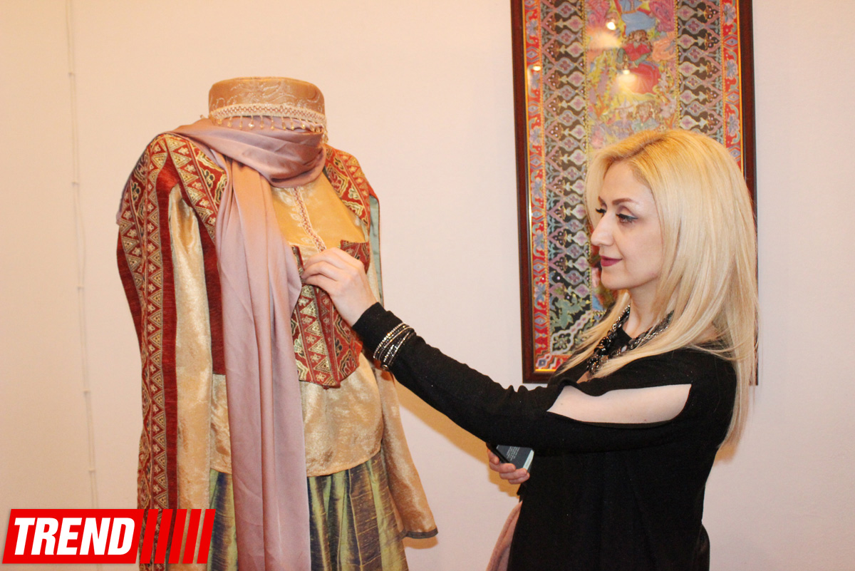 Азербайджанские национальные костюмы глазами художников  - награждение участников выставки (ФОТО)