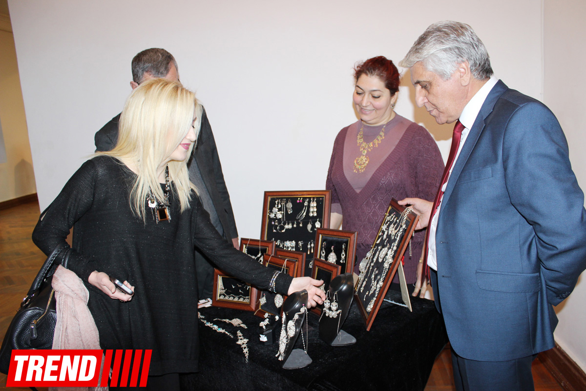 Азербайджанские национальные костюмы глазами художников  - награждение участников выставки (ФОТО)