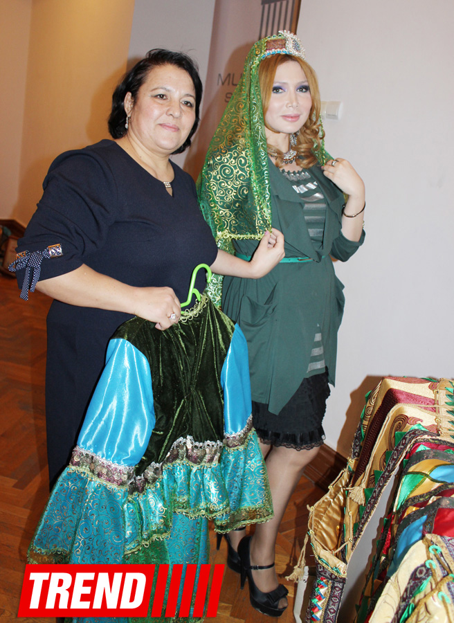 Азербайджанские национальные костюмы глазами художников  - награждение участников выставки (ФОТО)