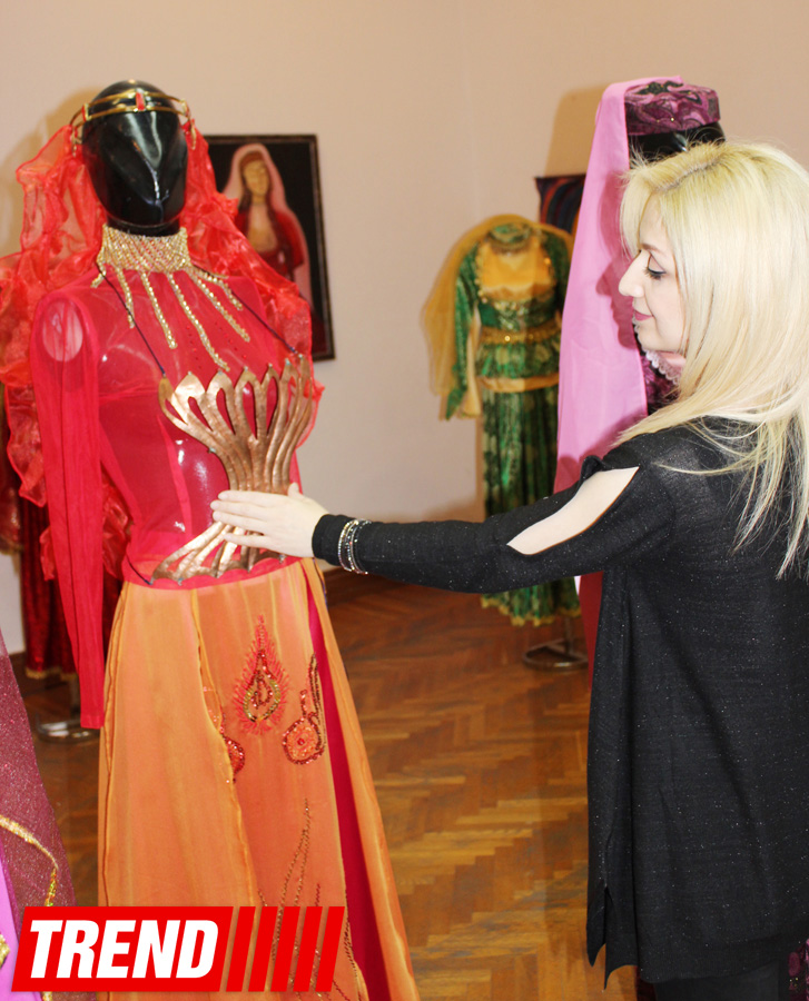 Азербайджанские национальные костюмы глазами художников  - награждение участников выставки (ФОТО)