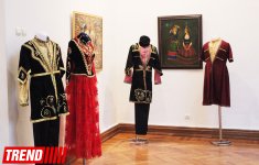 Азербайджанские национальные костюмы глазами художников  - награждение участников выставки (ФОТО)