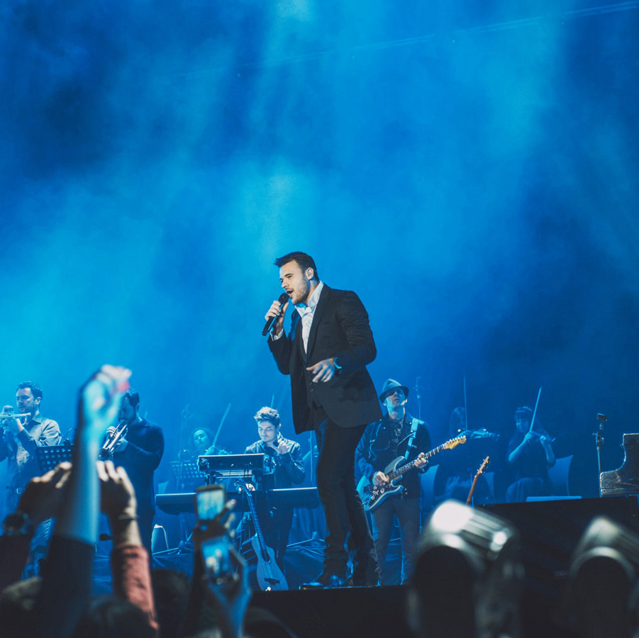 Emin поздравляет всех женщин с 8 марта (ВИДЕО)