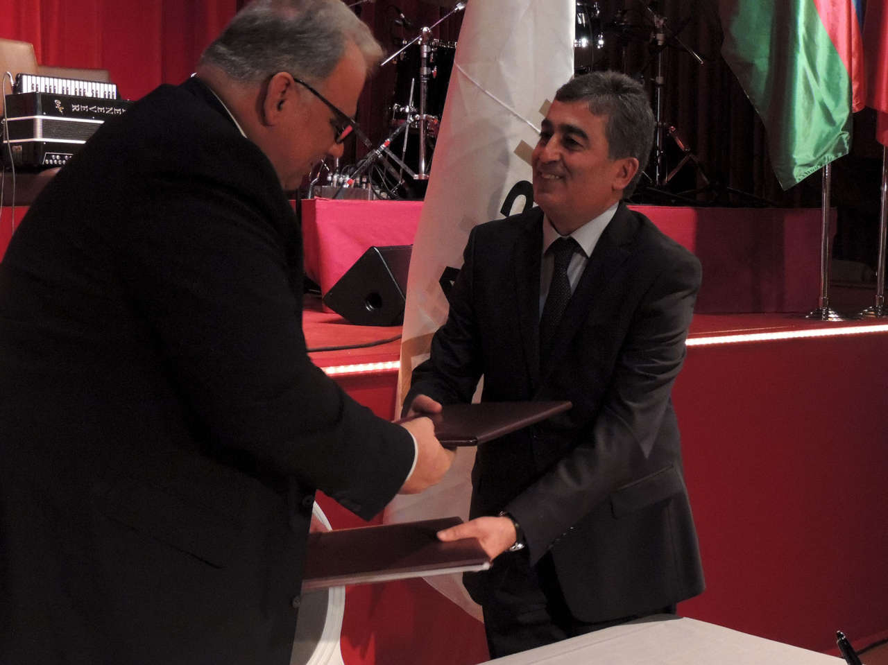 Первая леди Азербайджана Мехрибан Алиева наблюдала за товарищеской встречей азербайджанских и французских борцов в Париже (ФОТО)