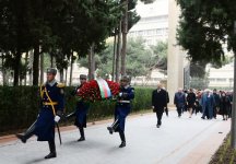 Президент Азербайджана и его супруга посетили могилу общенационального лидера Гейдара Алиева (ФОТО)