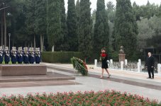 Президент Азербайджана и его супруга посетили могилу общенационального лидера Гейдара Алиева (ФОТО)