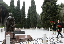 Президент Азербайджана и его супруга посетили могилу общенационального лидера Гейдара Алиева (ФОТО)