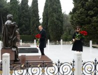 Президент Азербайджана и его супруга посетили могилу общенационального лидера Гейдара Алиева (ФОТО)