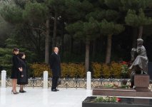 Президент Азербайджана и его супруга посетили могилу общенационального лидера Гейдара Алиева (ФОТО)