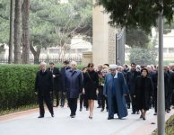 Президент Азербайджана и его супруга посетили могилу общенационального лидера Гейдара Алиева (ФОТО)