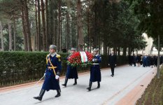 Президент Азербайджана и его супруга посетили могилу общенационального лидера Гейдара Алиева (ФОТО)