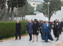 Президент Азербайджана и его супруга посетили могилу общенационального лидера Гейдара Алиева (ФОТО)