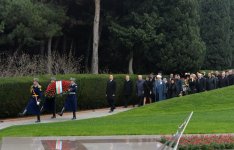 Президент Азербайджана и его супруга посетили могилу общенационального лидера Гейдара Алиева (ФОТО)