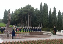 Президент Азербайджана и его супруга посетили могилу общенационального лидера Гейдара Алиева (ФОТО)