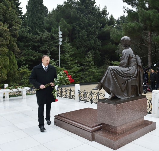 Президент Азербайджана и его супруга посетили могилу общенационального лидера Гейдара Алиева (ФОТО)