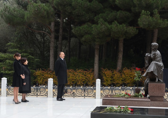 Президент Азербайджана и его супруга посетили могилу общенационального лидера Гейдара Алиева (ФОТО)