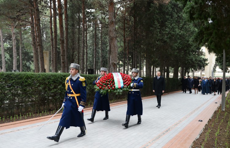 Президент Азербайджана и его супруга посетили могилу общенационального лидера Гейдара Алиева (ФОТО)