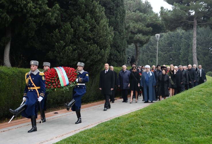Президент Азербайджана и его супруга посетили могилу общенационального лидера Гейдара Алиева (ФОТО)
