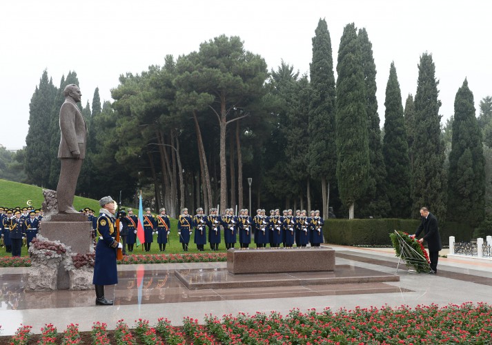 Президент Азербайджана и его супруга посетили могилу общенационального лидера Гейдара Алиева (ФОТО)