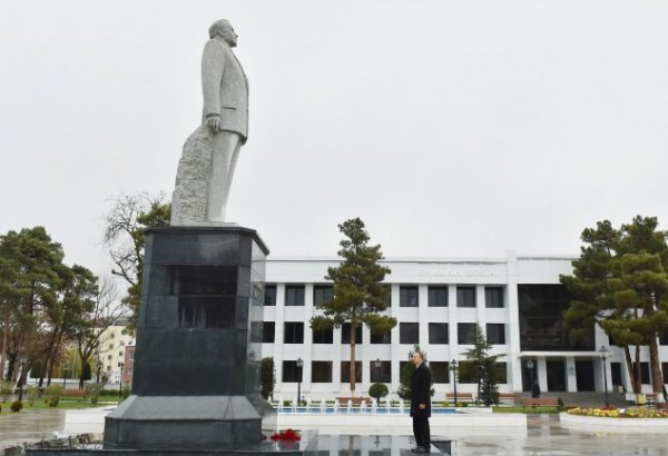 Президент Азербайджана посетил памятник общенациональному лидеру Гейдару Алиеву в Сабирабаде (ФОТО)